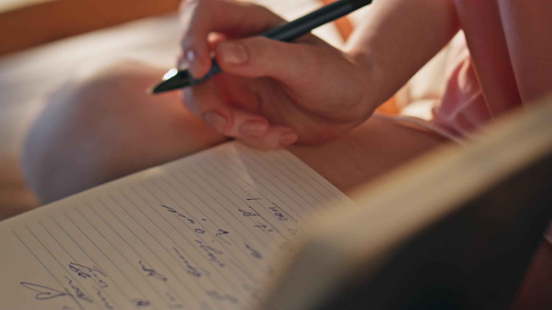 Gedicht schrijven op papier